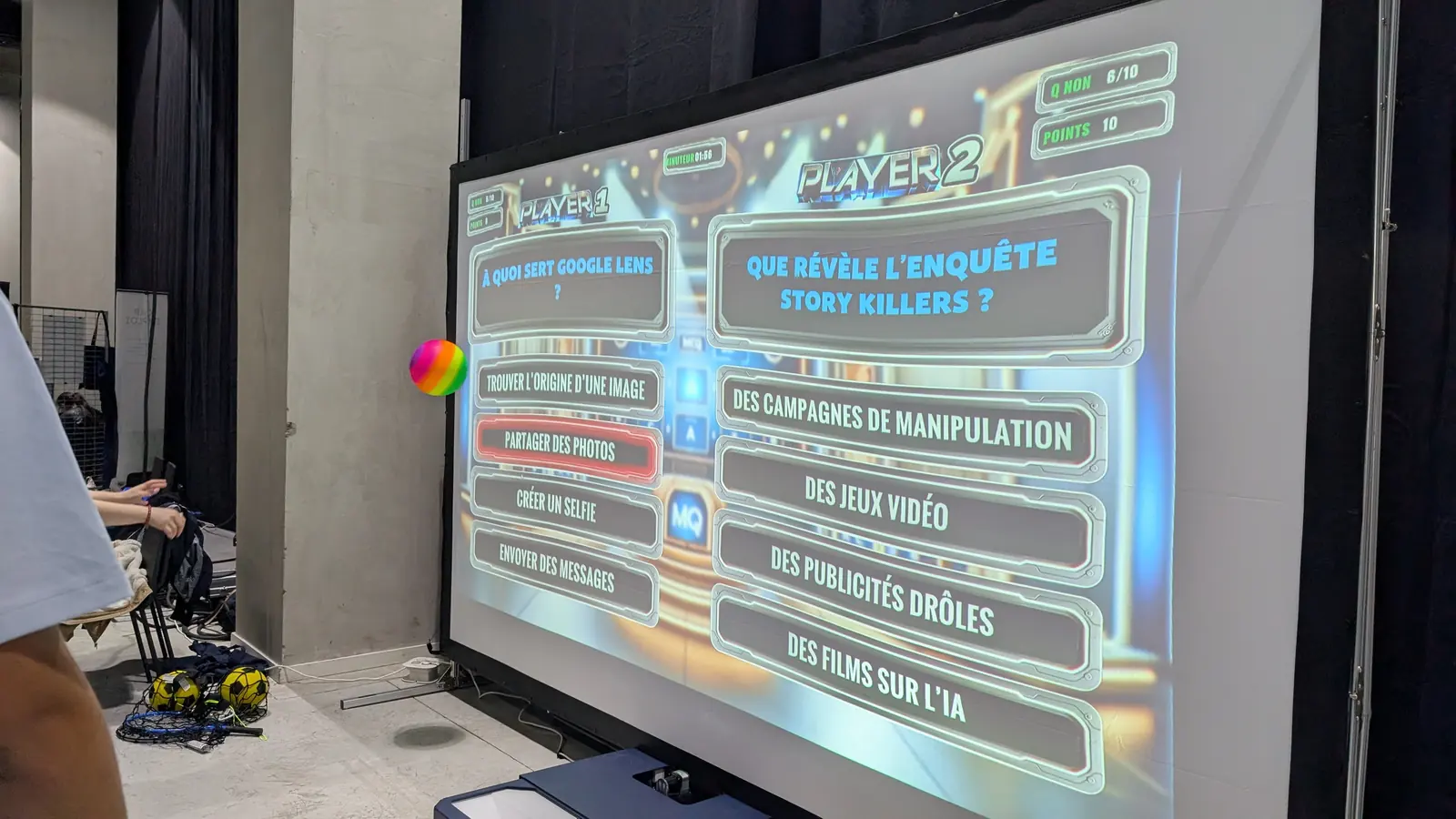 Enfants en mouvement devant le mur interactif installé dans une salle scolaire