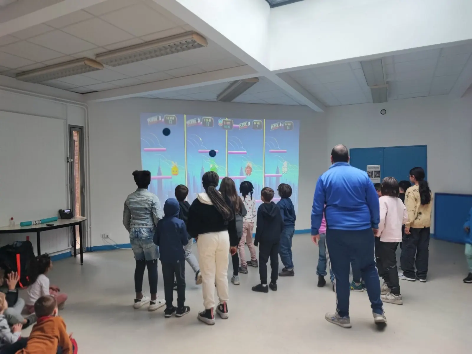 Séance de jeu sur un mur interactif Kmoove avec les applications du catalogue