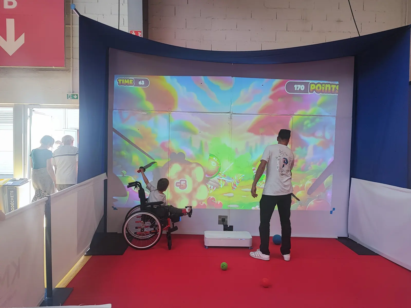 Atelier adapté sur mur interactif dans un établissement du secteur du handicap