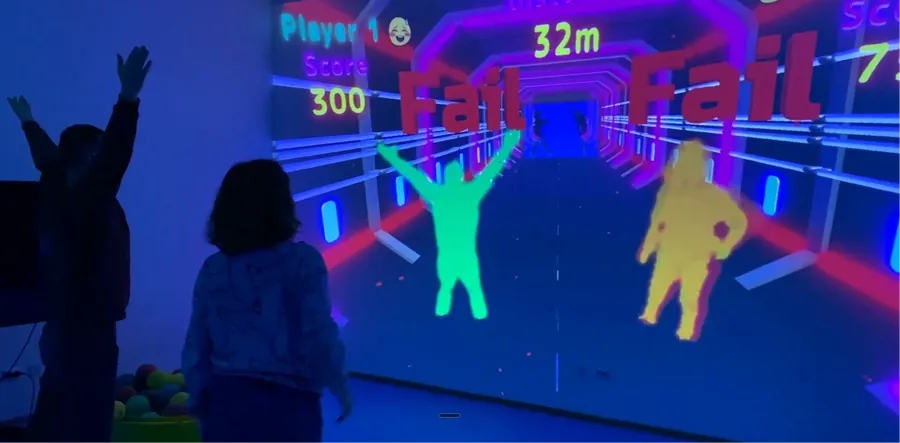 Enfants jouant avec les mouvements du corps grâce à l'option caméra K-motion
